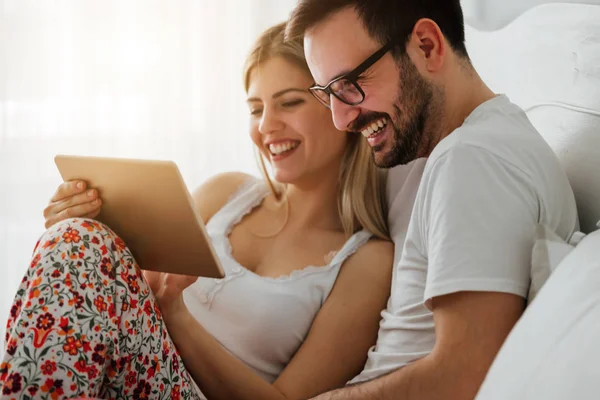 Couple amoureux utilisant une tablette — Photo