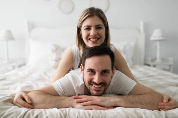 Glückliches Paar liegt im Bett — Stockfoto