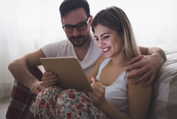 Pareja enamorada usando tableta — Foto de Stock