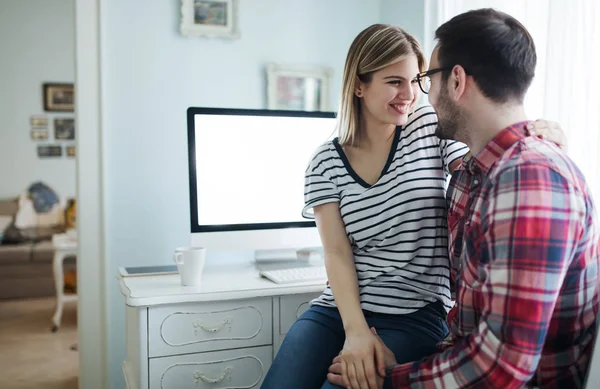 Kvinna som är vårdande för make — Stockfoto