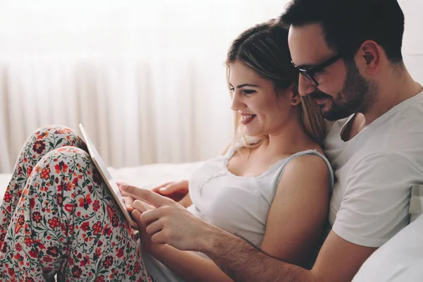 Casal apaixonado usando tablet — Fotografia de Stock