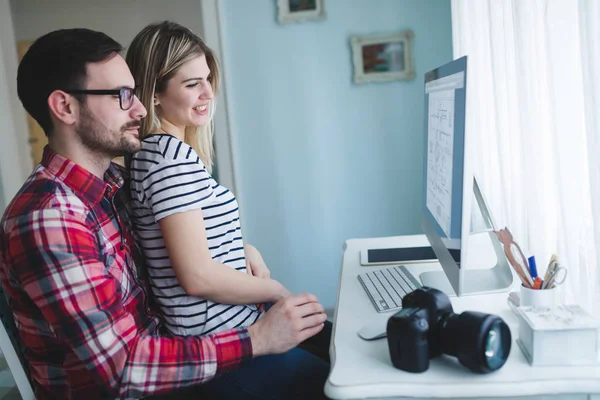 Paar arbeitet zusammen — Stockfoto