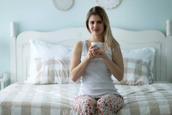 Mulher desfrutando café da manhã — Fotografia de Stock