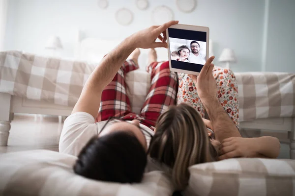 Casal tirando selfies em casa — Fotografia de Stock