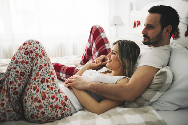 Casal deitado na cama — Fotografia de Stock