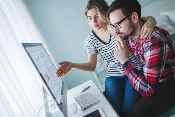 Çift birlikte çalışıyor. 