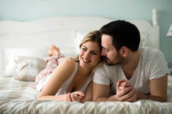 Boldog pár az ágyban — Stock Fotó