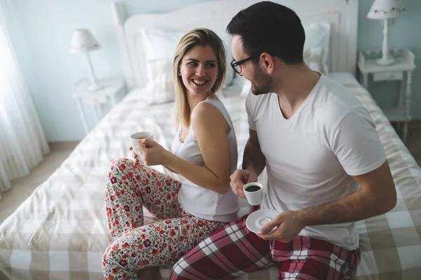 Paar trinkt Kaffee — Stockfoto