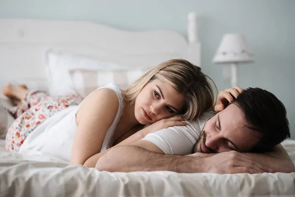 Casal apaixonado na cama — Fotografia de Stock