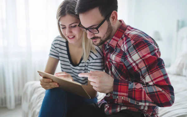 Pár a szerelem segítségével tabletta — Stock Fotó