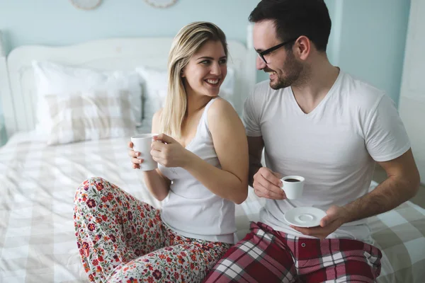 Casal desfrutando de café — Fotografia de Stock