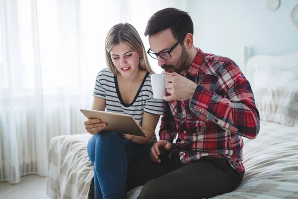 Paar in liefde winkelen — Stockfoto