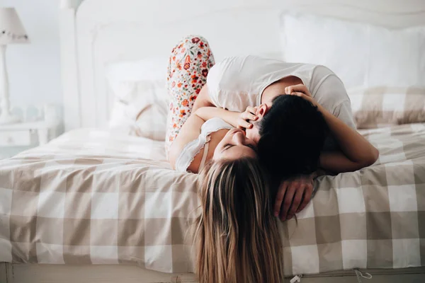 Влюбленная пара в постели — стоковое фото