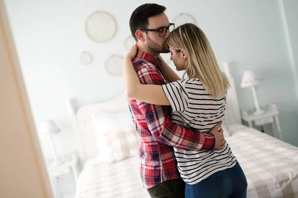 Couple amoureux câlins — Photo