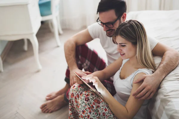 Couple looking at tablet — Stock Photo, Image