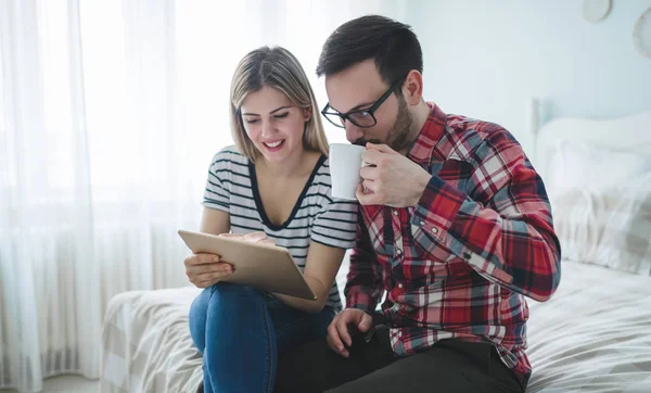 Pareja comprando bienes — Foto de Stock