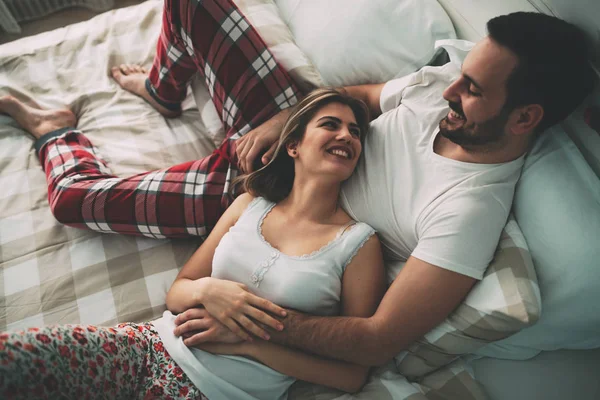 Verliebtes Paar im Bett — Stockfoto