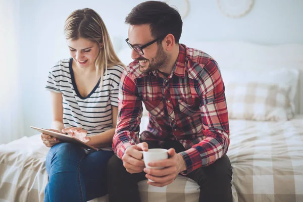 Pareja de compras y compras — Foto de Stock