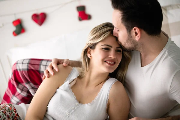 Zmysłowy para zakochanych w łóżku — Zdjęcie stockowe