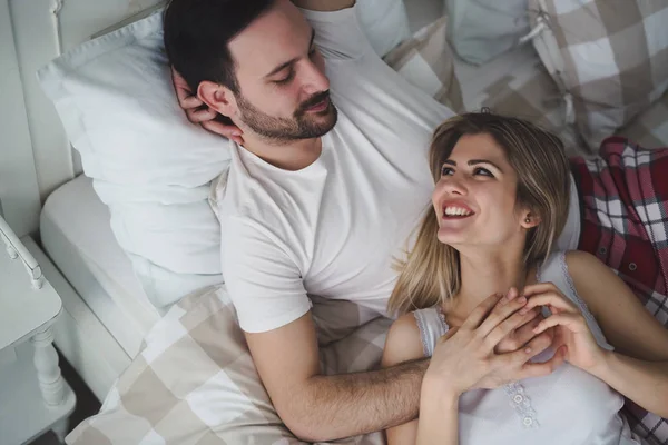 性感夫妇躺在床上的爱情 — 图库照片