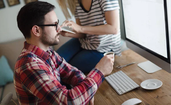 Par som arbetar hemifrån — Stockfoto