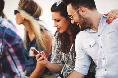 Akıllı telefona bakan arkadaşlar