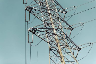 Elektrik enerji hatları ve çizgiler