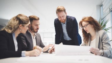 İş arkadaşları ofiste çalışıyor.