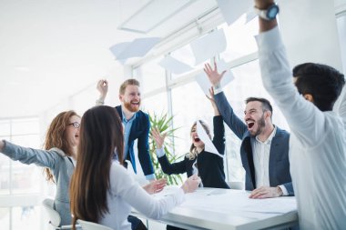 İş arkadaşları ofiste çalışıyor.