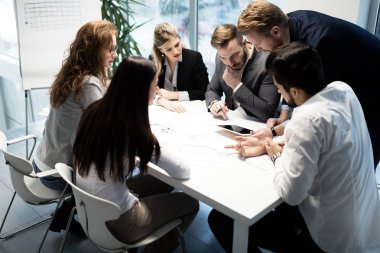 İş arkadaşları ofiste çalışıyor.