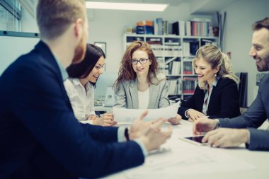 İş arkadaşları ofiste çalışıyor.