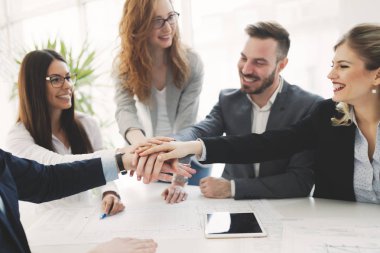 İş arkadaşları ofiste çalışıyor.