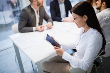 şirket ofisinde çalışan arkadaşları