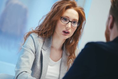 Kadın sorgulama iş başvurusunda bulunan