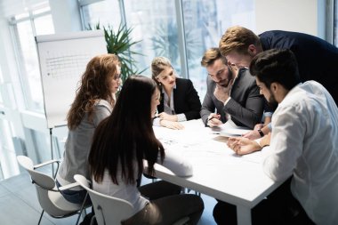 İş arkadaşları ofiste çalışıyor.