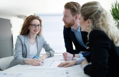 proje üzerinde işbirliği iş adamları