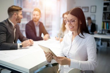 Tablet üzerinde çalışan iş kadını