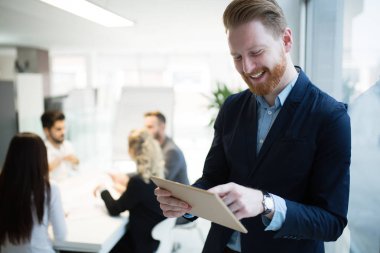 tablet ile yakışıklı işadamı