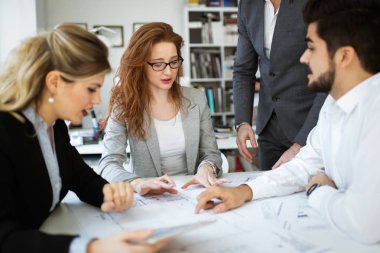 İş arkadaşları ofiste çalışıyor.