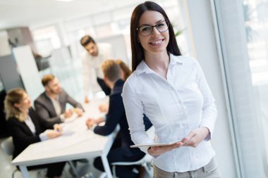 İşkadını holding tablet Office