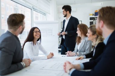 İş arkadaşları ofiste çalışıyor.