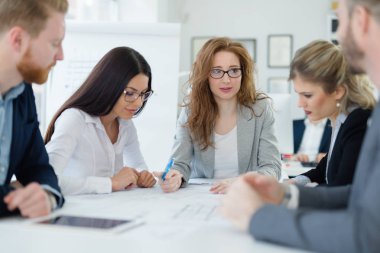 İş arkadaşları ofiste çalışıyor.