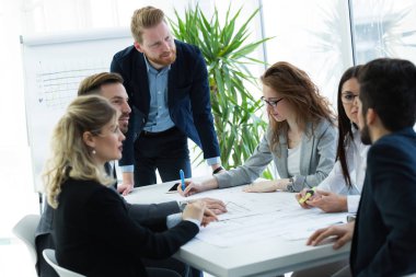 İş arkadaşları ofiste çalışıyor.