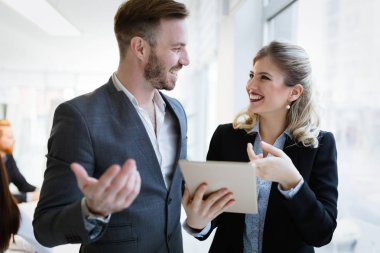 şirket ofisinde çalışan arkadaşları