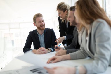 İş arkadaşları ofiste çalışıyor.