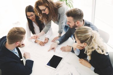 İş arkadaşları ofiste çalışıyor.