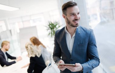 Donatmak ile yakışıklı işadamı