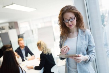 Zarif zeki işkadını