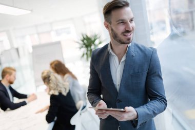 Elinde tablet tutan bir iş adamı