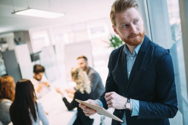 tablet ile yakışıklı işadamı